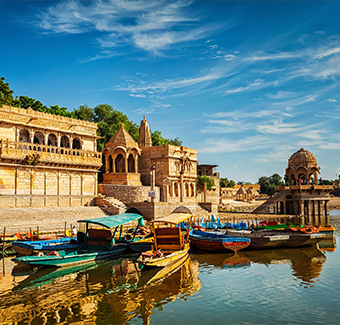 image du lac Gadi Sagar qui fait office de réservoir et qui est entouré de sanctuaires, de bateaux ainsi que de temples