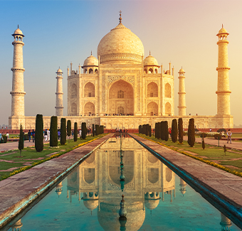 image du Taj Mahal qui est un mausolée de marbre blanc ivoire sur la rive sud de la rivière Yamuna