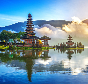 image du temple Pura Ulun Danu Bratan se trouvant sur les rives du lac Bratan, dans les montagnes près de Bedugul