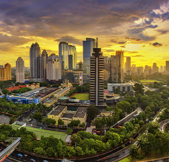 image de la zone économique de Jakarta en Indonésie lors d'un coucher de soleil