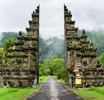 image de la porte emblématique de Handara, cette porte hindoue symbolise l'entrée du monde extérieur dans le temple