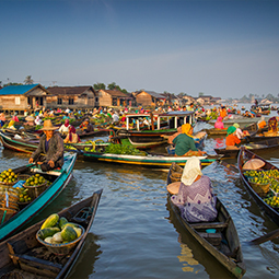 image d'un marché flottant traditionnel dans le sud de Kalimantan où les acheteurs et les vendeurs se rencontrent en utilisant un bateau traditionnel ou en faisant du troc