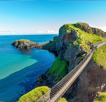 image d'une falaise Irlandaise devant une mer turquoise