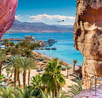 image de la plage centrale et marina à Eilat qui est une célèbre station balnéaire et ville de loisirs en Israël