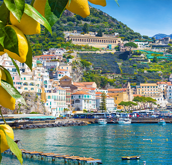 image de la côte d'Amalfitaine avec plusieurs habitations sur la côté entouré de mer