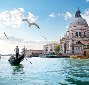 image d'un homme faisant de la barque sur la vieille cathédrale Santa Maria della Salute à Venise