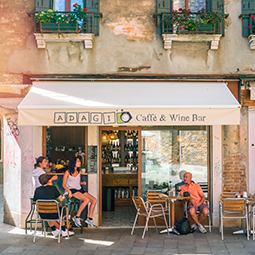 image d'un petit café convivial Italien