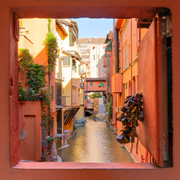 image d'une petite ruelle avec plusieurs maisons mitoyennes de couleur orangées