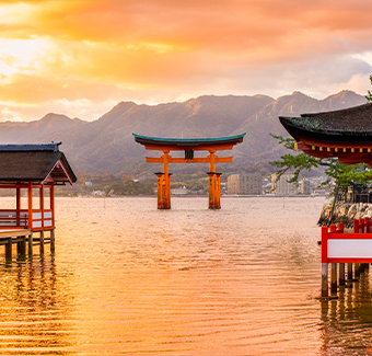 image lors d'un coucher de soleil du Torii qui est un portail sacrée du japon