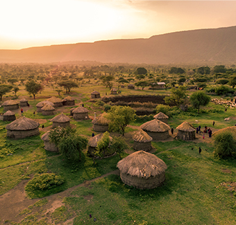 image de huttes rurale kenyane tribale traditionnelle lors d'un coucher de soleil