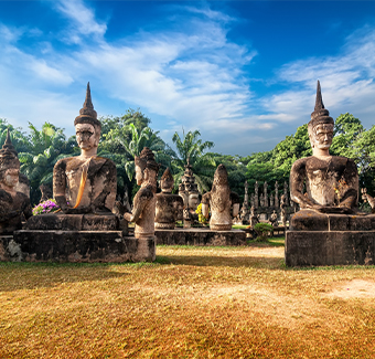 image de plusieurs bouddha sculpture au parc de Vientiane