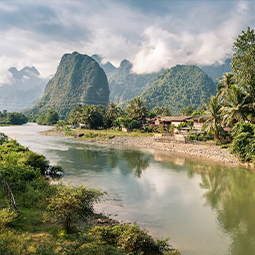 image d'une forêt tropicale avec une rivière au milieu et de la verdure et des montagnes autour