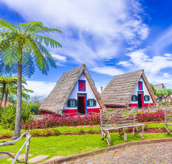 image de 2 anciennes maisons traditionnelle dans la région Santana