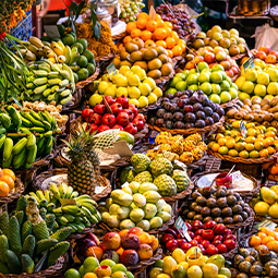 image de pleins de fruits diversifiés sur le stand d'un vendeur de fruits au marché