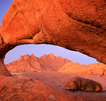 image de la belle colline en forme de pont nommée Spitzkoppe en Namibie