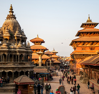 image d'une rue remplie de temples avec forme, couleur et hauteur différente
