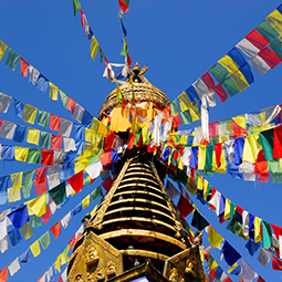 image de drapeaux de prière au sommet d'un temple bouddhiste