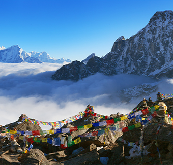 image du Lhapsa au Népal qui est une montagne en hauteur regroupant des drapeaux à prières de couleurs qui représentent des symboles de paix et d'harmonie