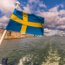 image du drapeau de la Suède de couleur bleu et jaune accroché au derrière d'un bateau