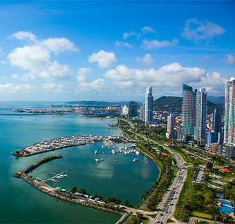 image d'une vue aérienne de Panama City sur Casco Viejo et le canal de Panama
