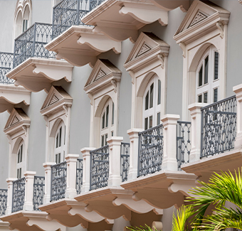 image des façades historiques de la vieille ville connue sous le nom de Casco Viejo à Panama City