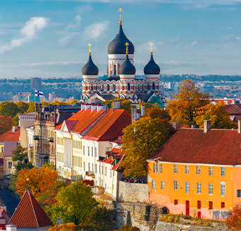 Image de la colline de Toompea avec la tour Pikk Hermann et la cathédrale orthodoxe russe Alexandre Nevsky en Estonie