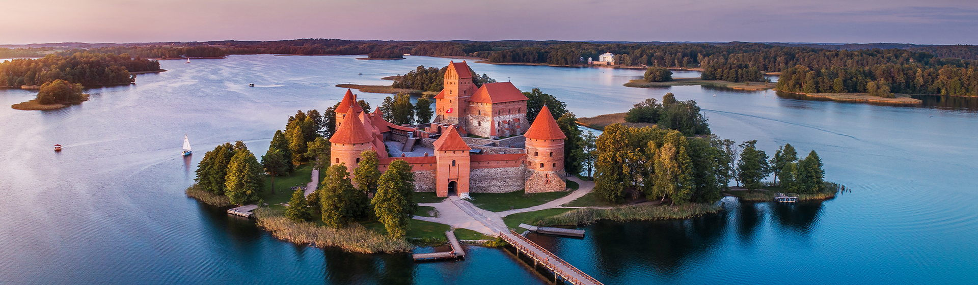 Image du château de Trakai en Lituanie qui est un château médiéval gothique situé au milieu d'une île dans le lac de Galve