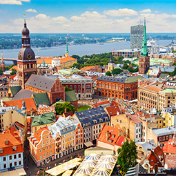 Image avec une vue panoramique sur la vieille ville de Riga sur les habitations et un passage d'eau en Lettonie