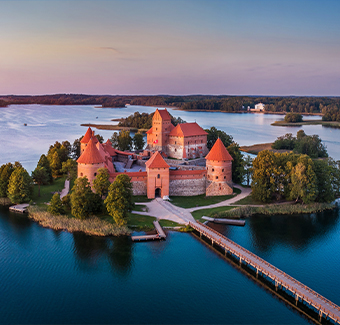 Image du château de Trakai en Lituanie qui est un château médiéval gothique situé au milieu d'une île dans le lac de Galve