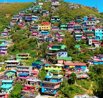 image d'une colline remplie de maisons très colorées à Baguio