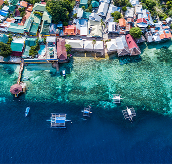 image avec une vue de dessus de la baie et du rivage clair à Oslob en Philippines
