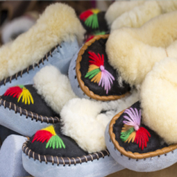 image de plusieurs chaussons Babka en cuir et laine traditionnel