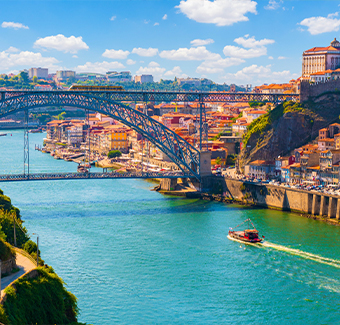 image avec une vue pittoresque et colorée de la vieille ville de Porto avec le Ponte Dom Luis sur le fleuve Douro