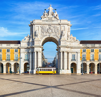 image du Praca do Comercio qui est une célèbre place du quartier de Baixa avec un tramway jaune circulant devant