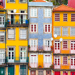 image de maisons typiques collée aux unes aux autres à Ribeira