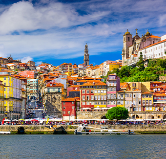 image de la vieille ville avec ses maisons colorées de Porto surplombant le fleuve Douro