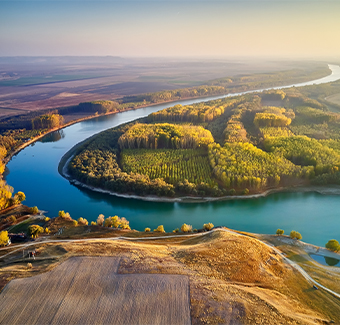 image d'en haut d'un lac circulaire entouré de verdures