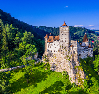 image de côté du château de Bran nommé aussi le château de Dracula située en Transylvanie