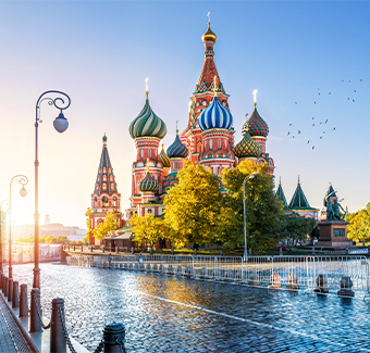 image de la cathédrale Saint-Basile sur la Place Rouge à Moscou avec un soleil d'automne du matin