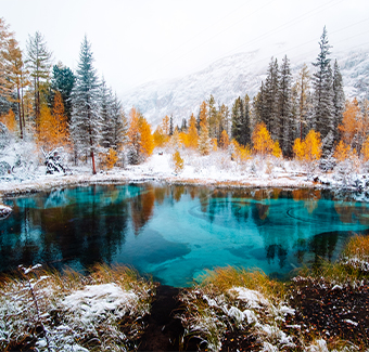 image du lac bleu de Geyser dans la forêt en hiver recouverte de neige sur les arbres et montagnes