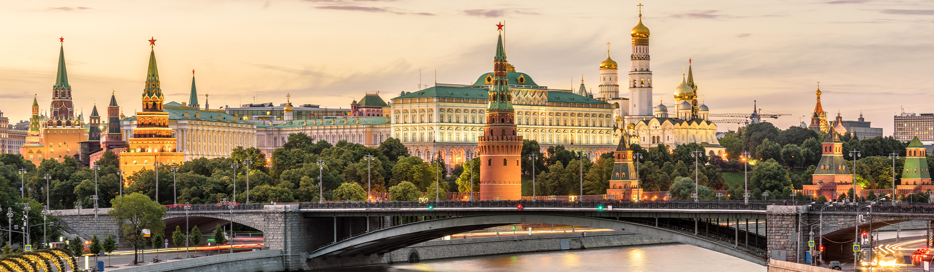 image avec une vue panoramique et chaleureuse de l'ancien Kremlin de Moscou au coucher du soleil.