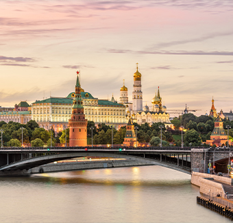 image avec une vue panoramique et chaleureuse de l'ancien Kremlin de Moscou au coucher du soleil.