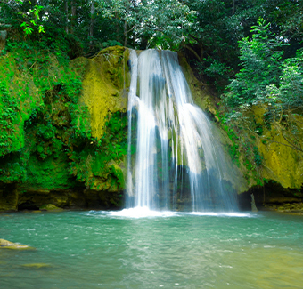 image d'une cascade sur la péninsule de Samana en République Dominicaine