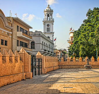 image de la place historique du centre-ville avec la ligne d'horizon des bâtiments et de l'église coloniaux