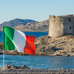 image du drapeau de l'Italie de couleur vert blanc et rouge devant la mer et un ford