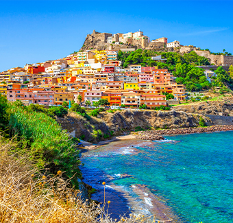 image de la ville est commune de Castelsardo en Sardaigne représentant une colline remplie de maisons similaire avec des coloris différents