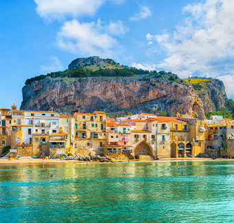 image de Cefalu qui est village médiéval de l'île de Sicile, remplie de petite maisons mitoyennes et très colorées