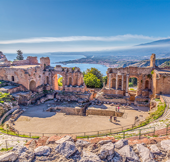 image des ruines du théâtre grec ancien à Taormina et volcan de l'Etna en arrière-plan