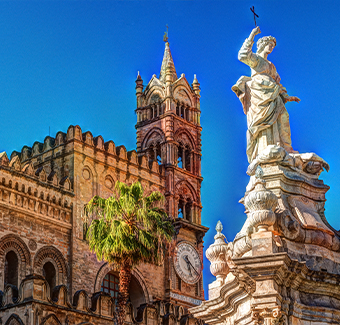 image d'une sculpture devant l'église de la cathédrale de Palerme contre le ciel bleu