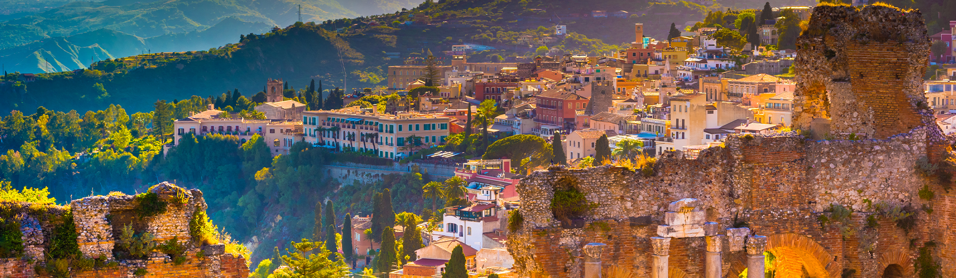 image ruines du théâtre Taormina et ses maisons